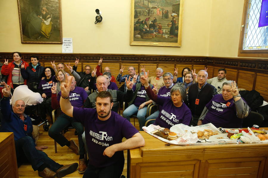 Los vecinos de Gijón encerrados en el Salón de Plenos del Ayuntamiento para reclamar la firma del convenio del plan de vías han puesto fin a la protesta tras reunirse con la delegada del Gobierno en Asturias, Delia Losa, quien ha anunciado que se aprobará en Consejo de Ministros antes de las elecciones generales del 28 de abril.