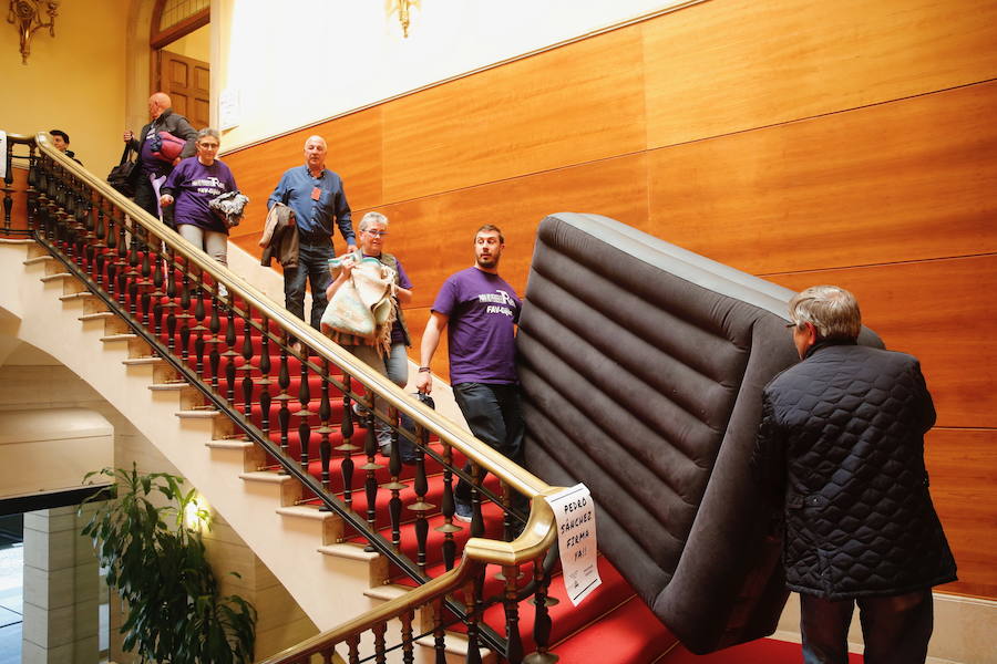 Los vecinos de Gijón encerrados en el Salón de Plenos del Ayuntamiento para reclamar la firma del convenio del plan de vías han puesto fin a la protesta tras reunirse con la delegada del Gobierno en Asturias, Delia Losa, quien ha anunciado que se aprobará en Consejo de Ministros antes de las elecciones generales del 28 de abril.