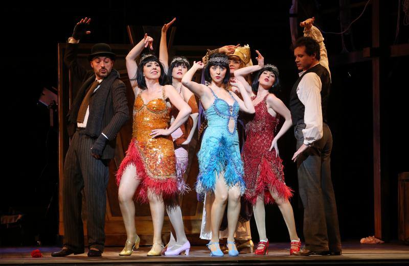 'El sobre verde' hizo disfrutar del «teatro total» a un público que viajó por los locos años veinte del chotis al tango pasando por el charlestón 