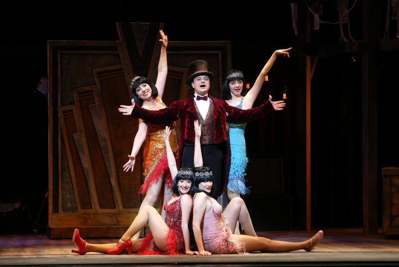 'El sobre verde' hizo disfrutar del «teatro total» a un público que viajó por los locos años veinte del chotis al tango pasando por el charlestón 