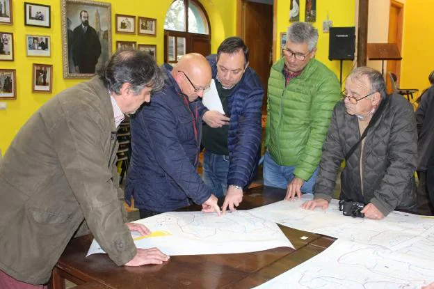 Alejandro Vega, en el medio, explica a los vecinos de Quintes el anteproyecto de saneamiento. 