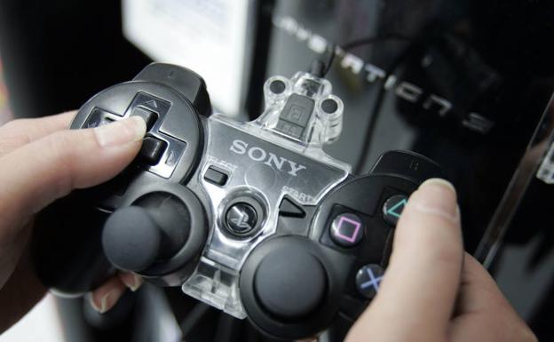 Plano detalle del mando de la playstation