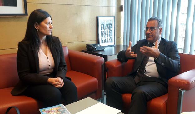 Yasmina Triguero junto a Fernando Lastra en la reunión mantenida ayer. 