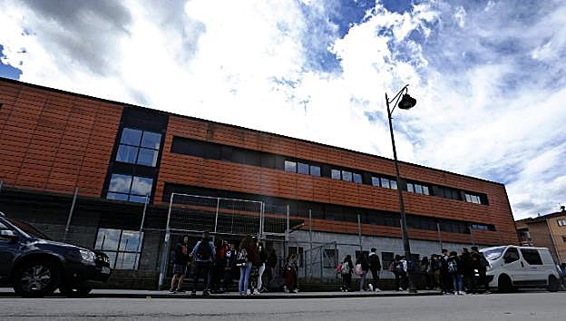 Estudiantes a la salida del IES Astures de Lugones, ayer por la tarde. 