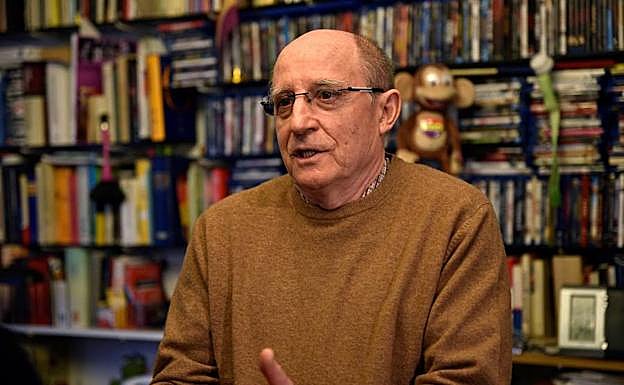 Ángel Hernández, esposo de María José, ayer en su casa.