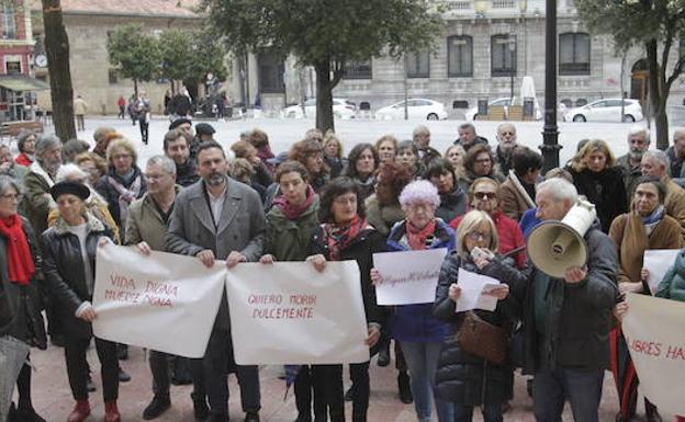 Más de medio centenar de personas se concentraron ayer en la ovetense plaza de Porlier.