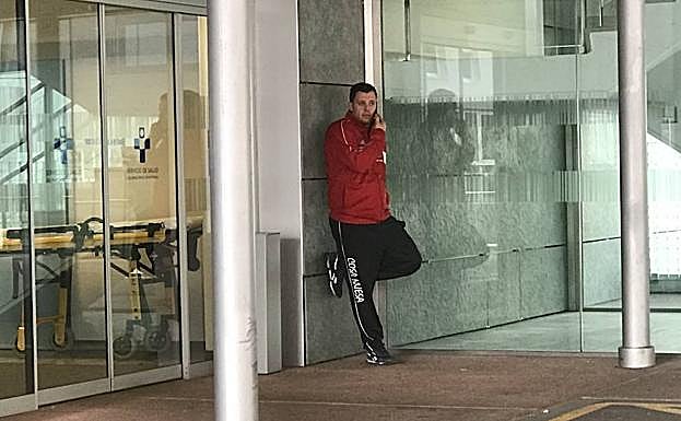 Uno de los miembros del equipo de baloncesto Garmat Avilés, en el hospital de Mieres.