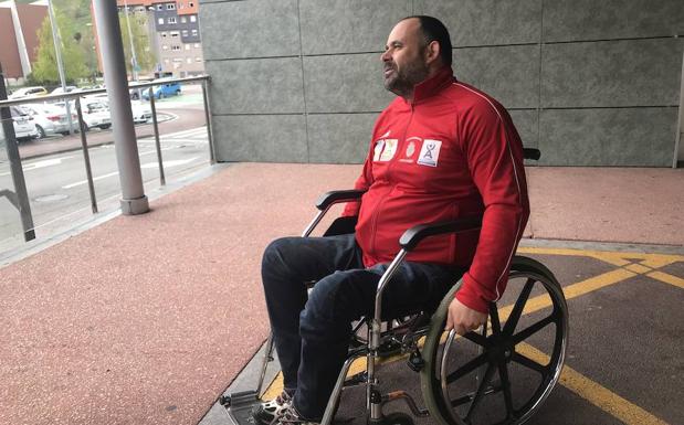 Juan Pablo Barcia tras recibir el alta en el hospital de Mieres.