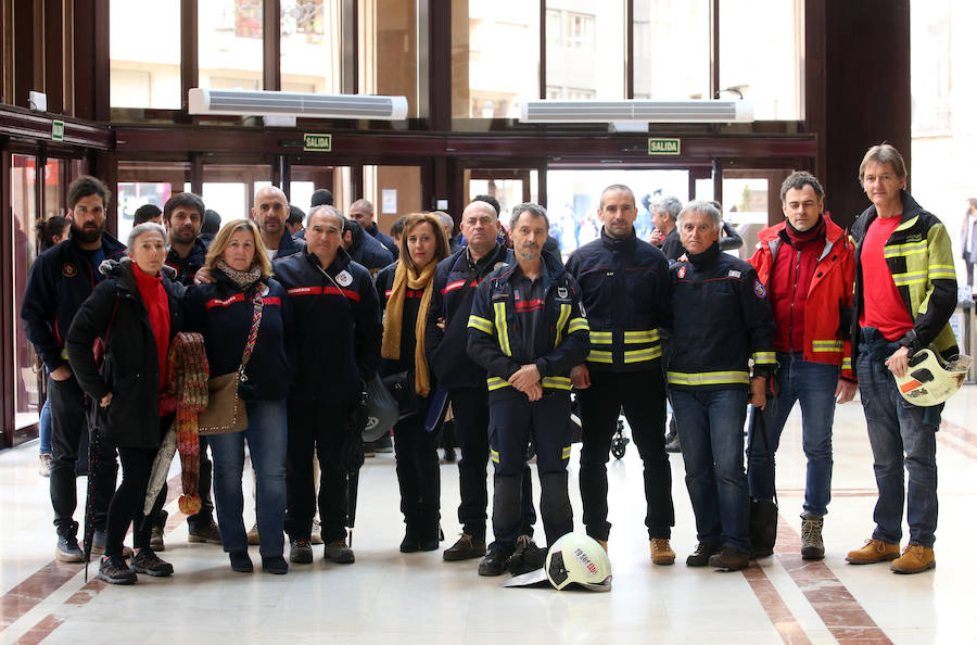 Más de 300 bomberos de toda España entregan 172.000 euros a la familia del bombero fallecido en el incendio de Uría hace tres años.