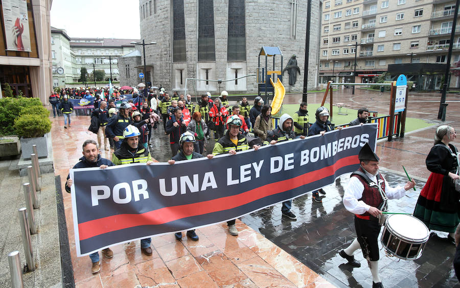 Más de 300 bomberos de toda España entregan 172.000 euros a la familia del bombero fallecido en el incendio de Uría hace tres años.