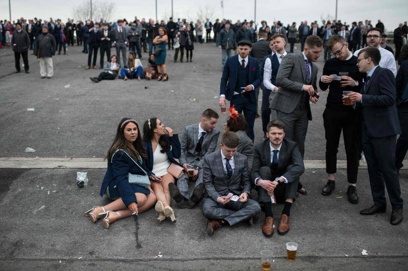 Son las dos caras de la 'Ladies Day', la diesta que celebra por el FGrand National, una de las carreras de caballos más famosas del mundo. Los estilismos más sofisticados acaban perdiendo en protagonismo cuando el alcohol hace acto de presencia. 