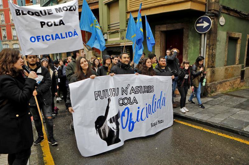 No pudo ser una cita «histórica», como esperaba la Xunta pola Defensa de la Llingua y la lluvia, «tan asturiana y tan primaveral», que llegó a caer a mares, fue la culpable de reducir la cifra de asistentes hasta las 2.000 personas.