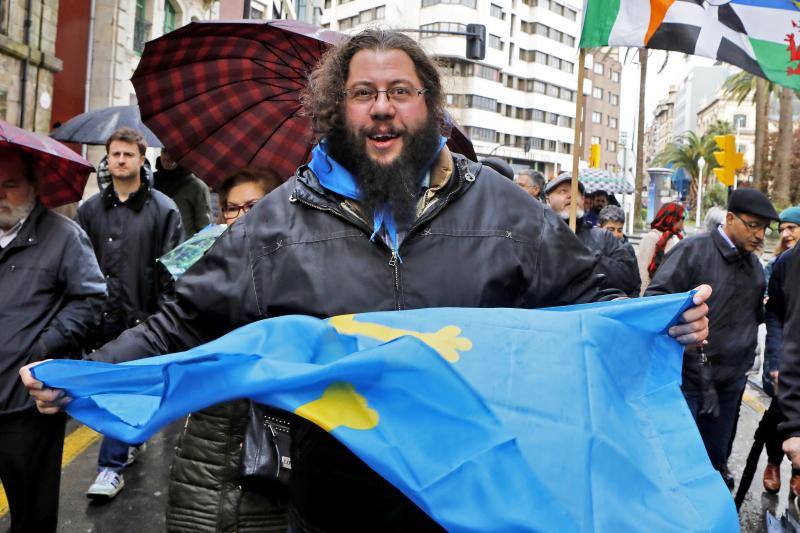 No pudo ser una cita «histórica», como esperaba la Xunta pola Defensa de la Llingua y la lluvia, «tan asturiana y tan primaveral», que llegó a caer a mares, fue la culpable de reducir la cifra de asistentes hasta las 2.000 personas.