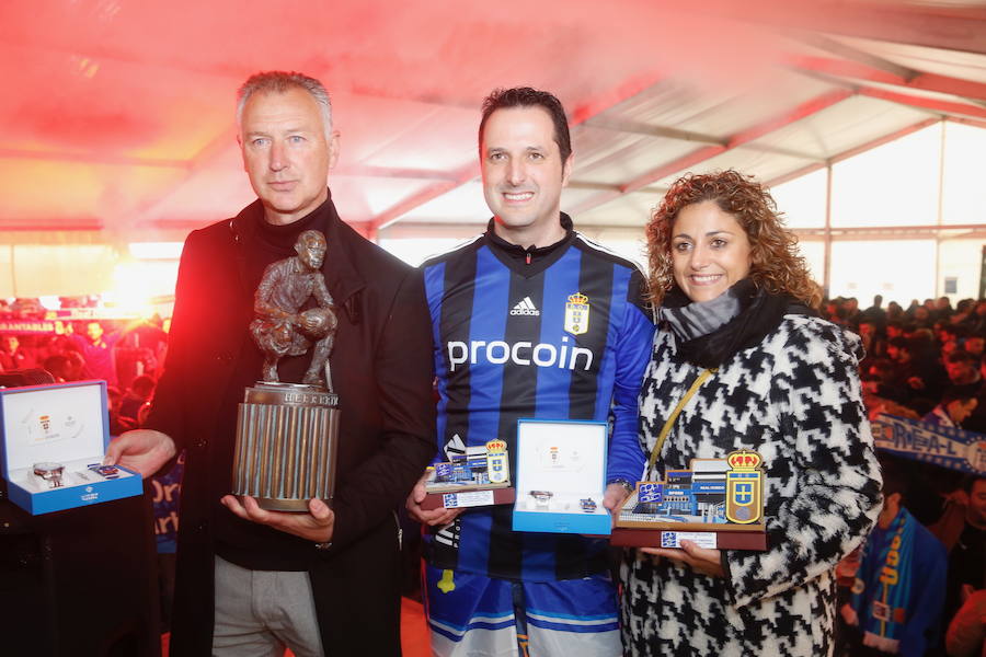 El exjugador y exentrenador del equipo azul recibió el Trofeo Herrerita al Oviedista del Año.