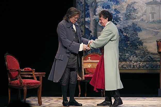 Josep Maria Flotats y Pere Ponce, sobre las tablas del Teatro Jovellanos. 