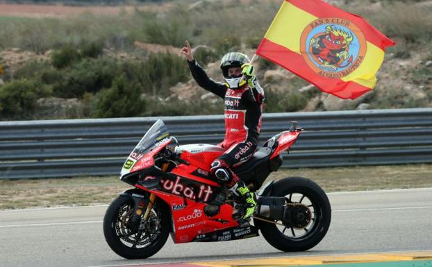 Álvaro Bautista celebra su victoria en la segunda carrera en el Motorland Aragón.