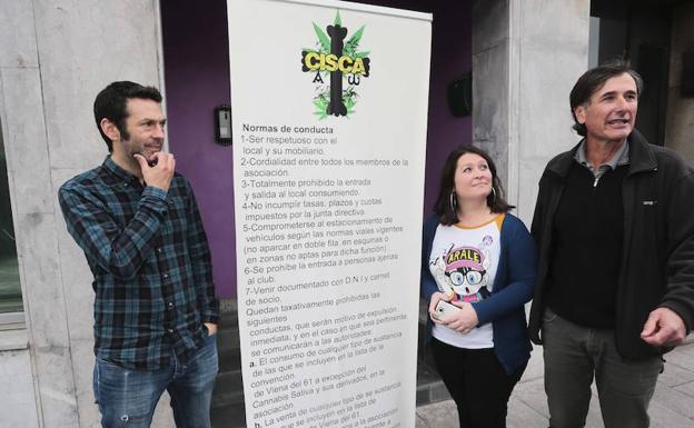 Los representantes de Podemos, Juan Chaves, Inés Mallada y Enrique López.