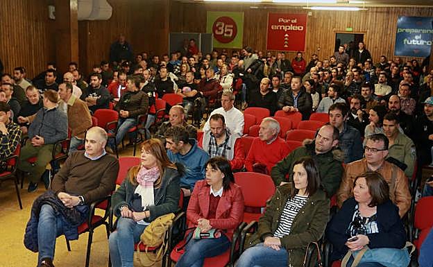 Asistentes a la asamblea celebrada por SOMA-Fitag-UGT, en la Casa del Pueblo de Mieres.