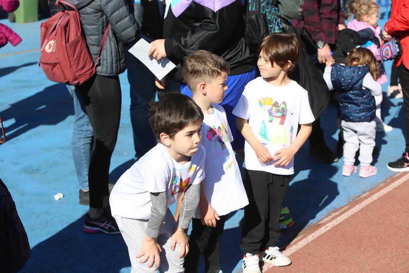 Cientos de escolares avilesinos y castrillonenses participan en la carrera solidaria celebrada en el estadio de atletismo Yago Lamela