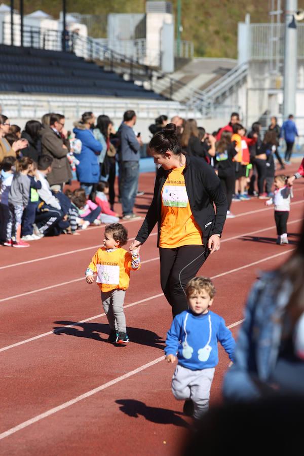 Cientos de escolares avilesinos y castrillonenses participan en la carrera solidaria celebrada en el estadio de atletismo Yago Lamela