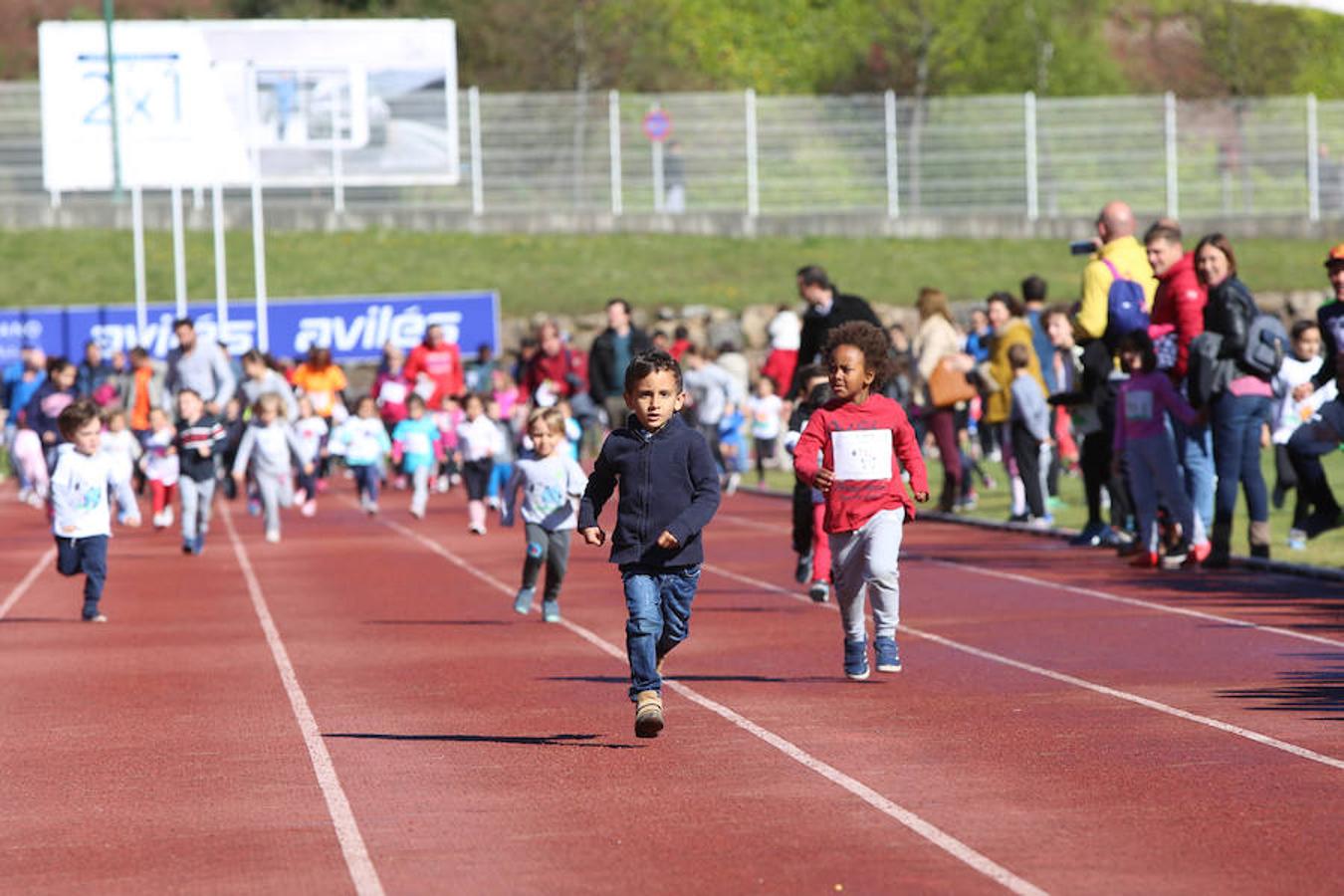 Cientos de escolares avilesinos y castrillonenses participan en la carrera solidaria celebrada en el estadio de atletismo Yago Lamela