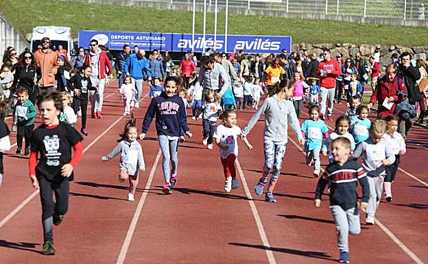 El buen tiempo animó la prueba celebrada en el estadio de atletismo de Avilés. 