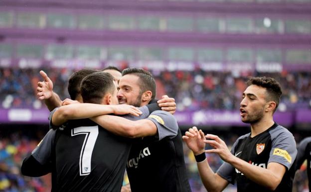 Los jugadores del Sevilla celebran el tanto de Roque Mesa.