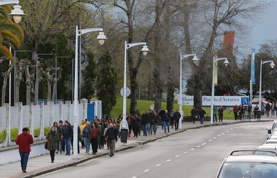 Más de 20.700 personas se han inscrito para presentarse a las oposiciones convocadas por el Sespa para cubrir 232 plazas de auxiliar administrativo. El examen se desarrolla en dos turnos en el ferial Luis Adaro de Gijón.