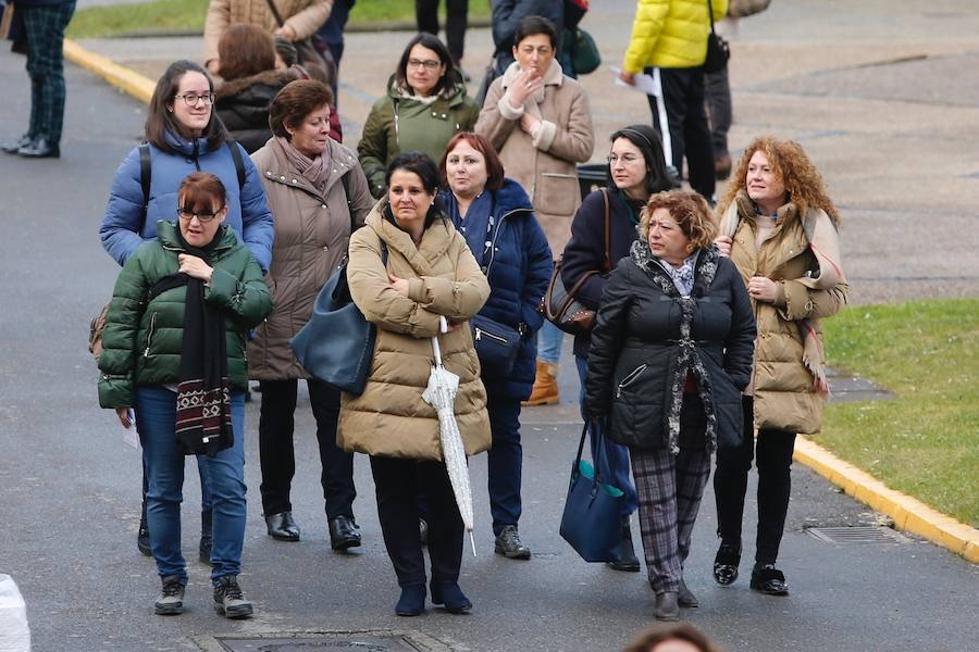 Más de 20.700 personas se han inscrito para presentarse a las oposiciones convocadas por el Sespa para cubrir 232 plazas de auxiliar administrativo. El examen se desarrolla en dos turnos en el ferial Luis Adaro de Gijón.