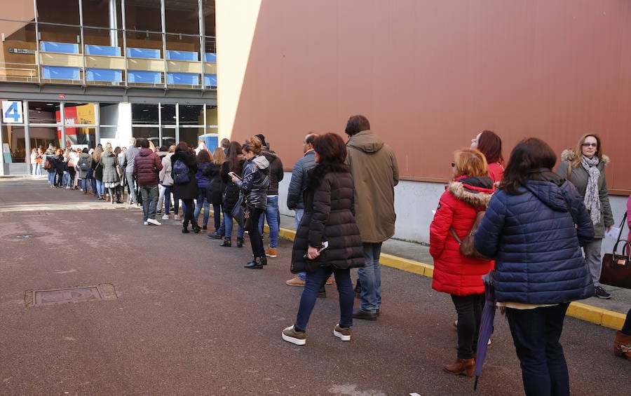 Más de 20.700 personas se han inscrito para presentarse a las oposiciones convocadas por el Sespa para cubrir 232 plazas de auxiliar administrativo. El examen se desarrolla en dos turnos en el ferial Luis Adaro de Gijón.