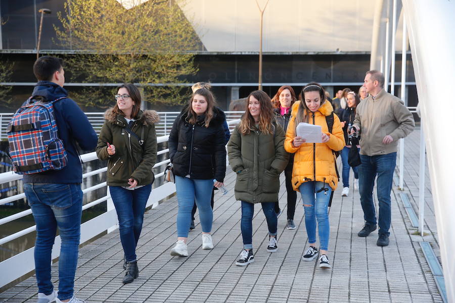 Más de 20.700 personas se han inscrito para presentarse a las oposiciones convocadas por el Sespa para cubrir 232 plazas de auxiliar administrativo. El examen se desarrolla en dos turnos en el ferial Luis Adaro de Gijón.