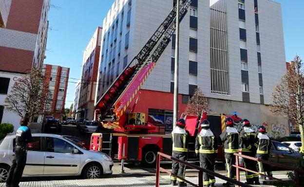 Camión de bomberos durante la intervención. 