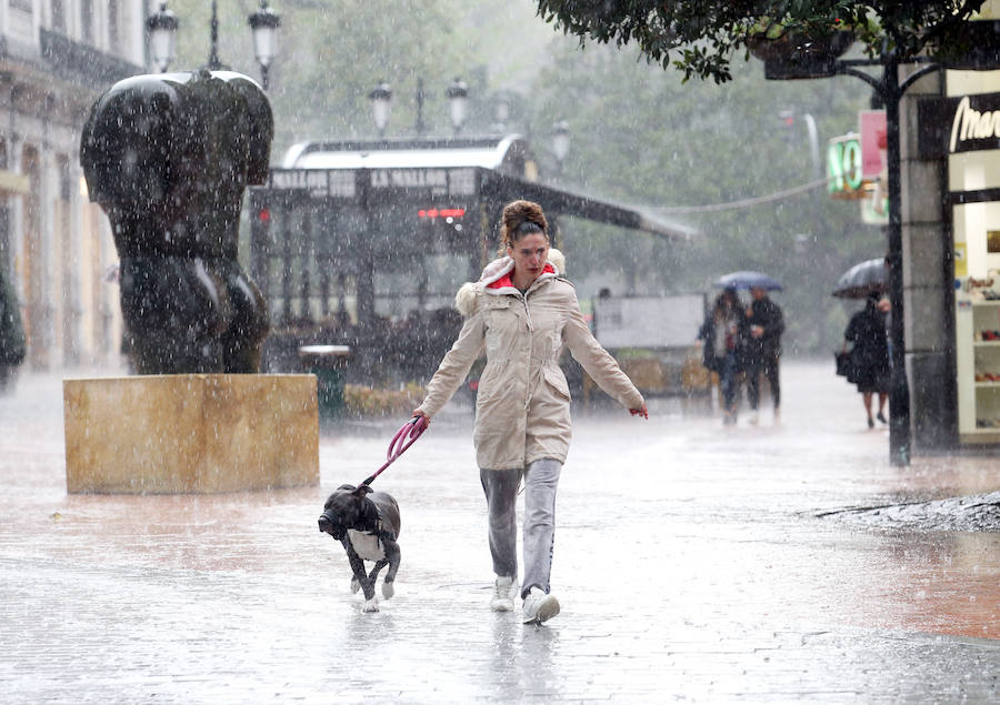 La lluvia se cebó con el centro de la región y el granizo con el Oriente, donde vivieron una tarde bajo los paraguas.