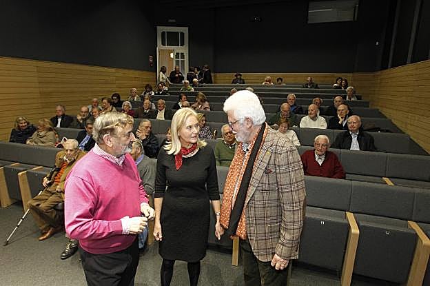 Fidel García (secretario), Isabel Moro y Luis Rubio (vicepresidente), antes de la asamblea. 