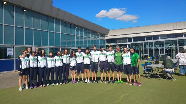 Los nadadores del equipo del Santa Olaya que participan en el Campeonato de España Open Absoluto y Júnior, en Sabadell. 