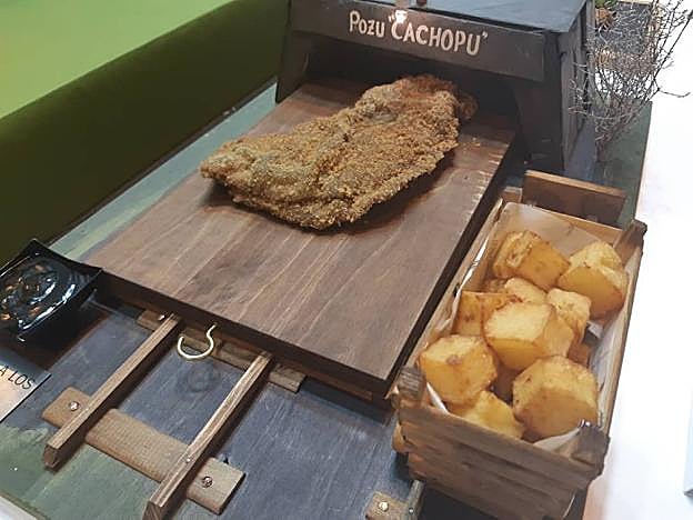 Arriba, los ganadores del concurso con autoridades. Abajo, Isidro Martínez con su cachopo ganador y los otros dos finalistas. 