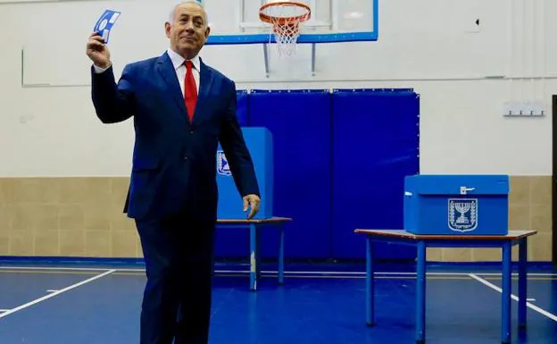 Netanyahu se dispone a votar. 