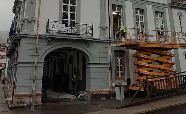 Los trabajos en la fachada del Ayuntamiento de Allande avanzan a buen ritmo