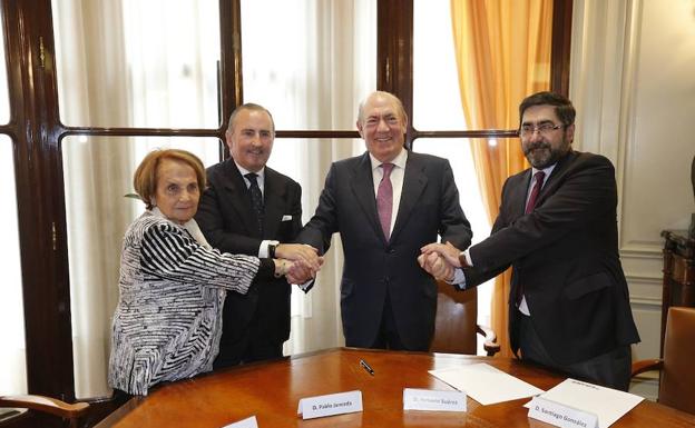 Los firmantes, el director general de SabadellHerrero, Pablo Junceda, el patrono y presidente de la Asocicación de Amigos del Archivo de Indianos, Antonio Suárez, la patrona del a Fundación, Paz Fernández Felgueroso y el director gerente de la misma, Santiago González Romero. 