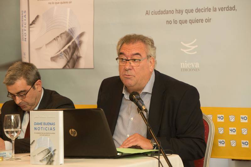 El que fuera jefe de redacción de LA VOZ DE AVILÉS congregó a la sociedad avilesina y buena parte de los dirigentes asturianos en el presentación de su nueva obra 'Dame buenas noticias'.