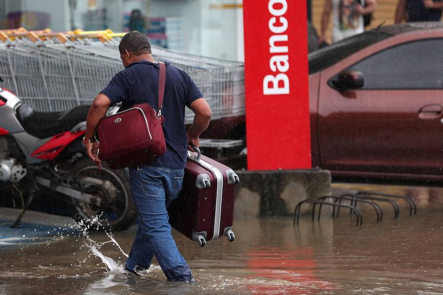 El fuerte temporal de lluvias que azotan la emblemática ciudad de Brasil, desde la noche del lunes hasta ahora, ha dejado una decena de muertos y múltiples daños