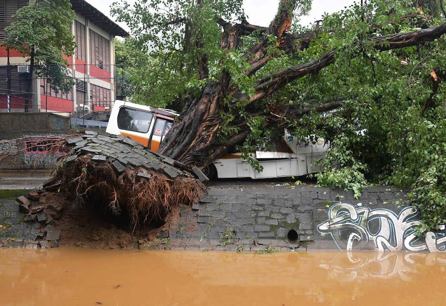 El fuerte temporal de lluvias que azotan la emblemática ciudad de Brasil, desde la noche del lunes hasta ahora, ha dejado una decena de muertos y múltiples daños