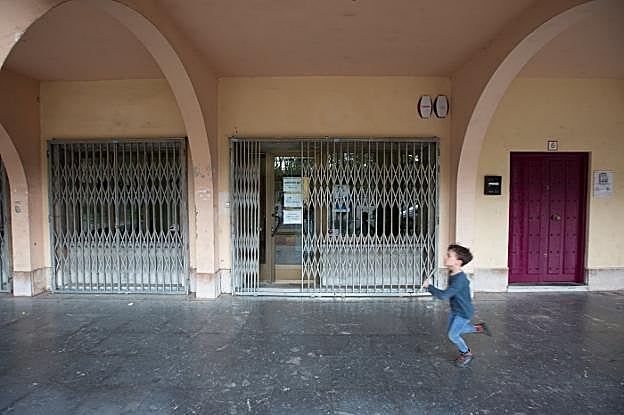 La oficina de Cofivacasa, ayer con la persiana a medio cerrar. 