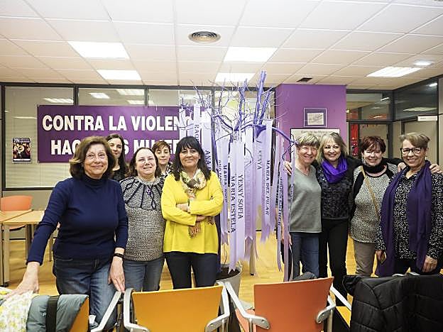 Representantes de colectivos feministras de Asturias, en la presentación de las 22 propuestas contra la explotación sexual y reproductiva que dirigen a los partidos políticos. 