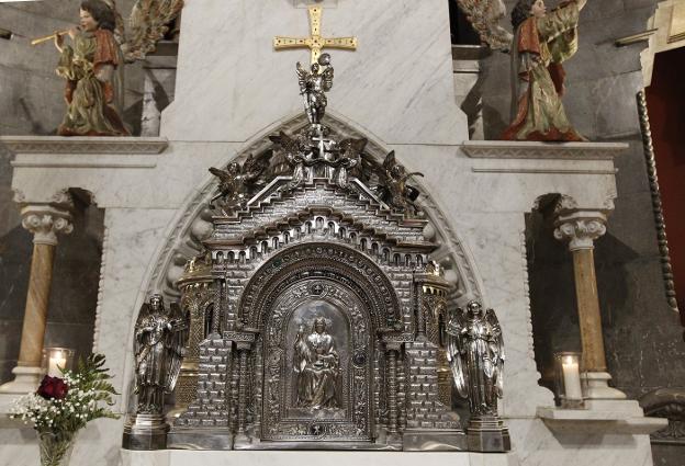 Sagrario de plata pura inspirado en la fachada de la Iglesiona. 