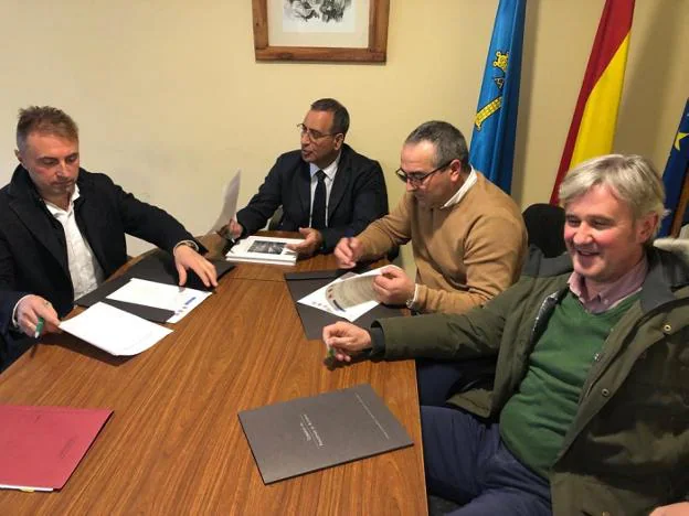 José Antonio González, Fernando Lastra, César Villabrille y Marcos Niño firman el convenio de cesión de la carretera. 