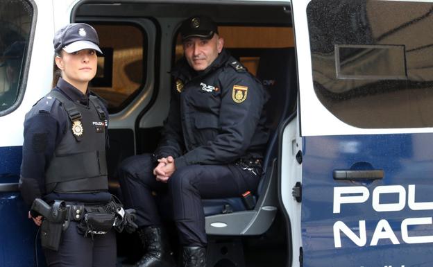 Saray Tuñón y Antonio Espina, ayer, en una furgoneta de la Policía Nacional. 