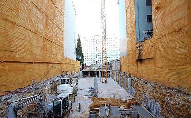 Cimientos de un edificio de nueva construcción. 