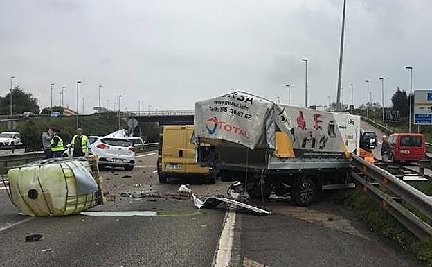 El camión y algunos de los vehículos implicados.