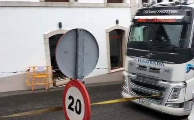 Remolcan un camión en Lastres que se he había quedado atascado en las calles de la villa